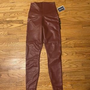 Fake leather burgundy leggings